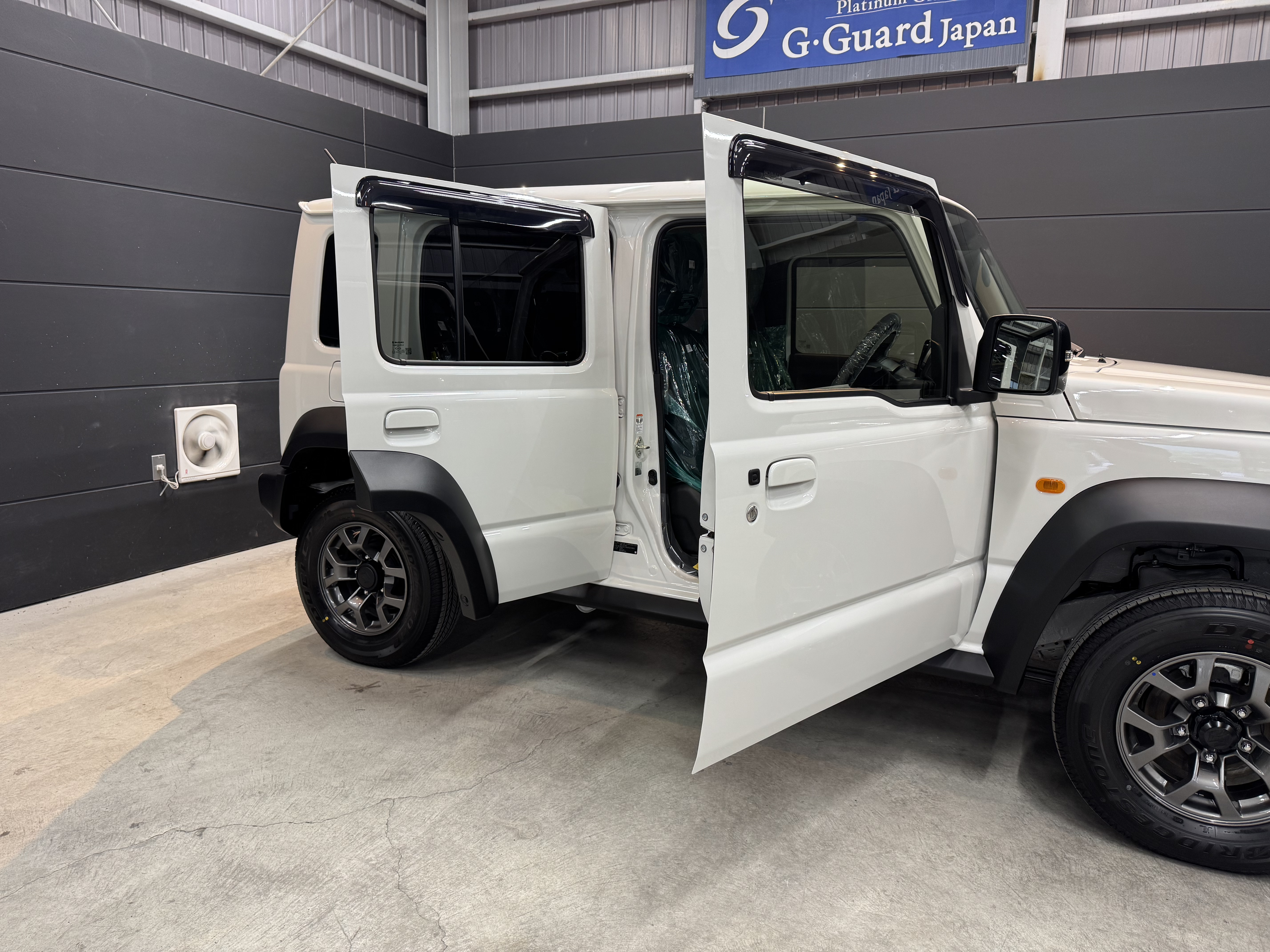 アウトドアシーンに溶け込むスズキ・ジムニー ノマド。無骨なスタイルとタフな足回りが映える一枚。SOUPのセラミックコーティングで自然の中でも存在感を放つ、特別な一台。