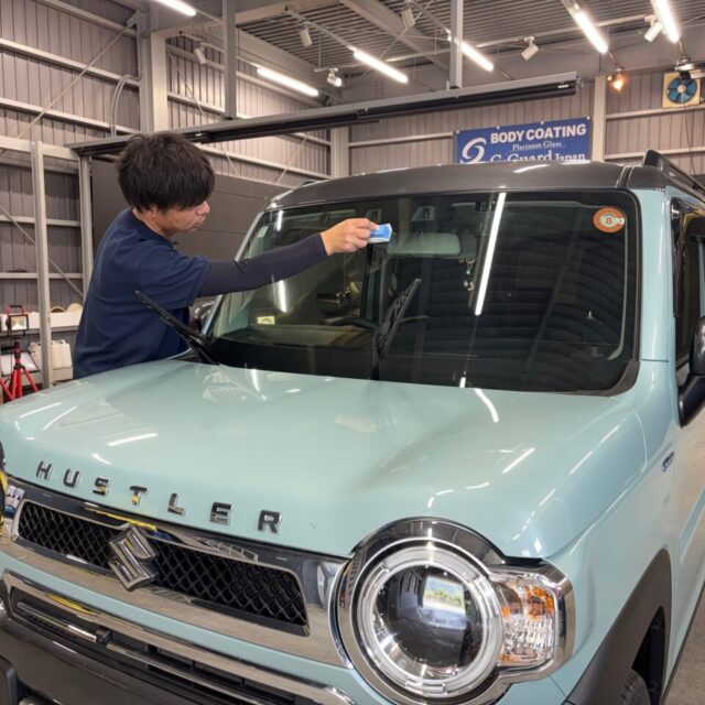 スズキ ハスラー（MR92S）徳島県カーコーティング専門店SOUPにて、コーティングメンテナンス施工中。
ボディは艶やかに仕上がり、フロントガラスには撥水コートを施工し、視界確保と美観を両立。