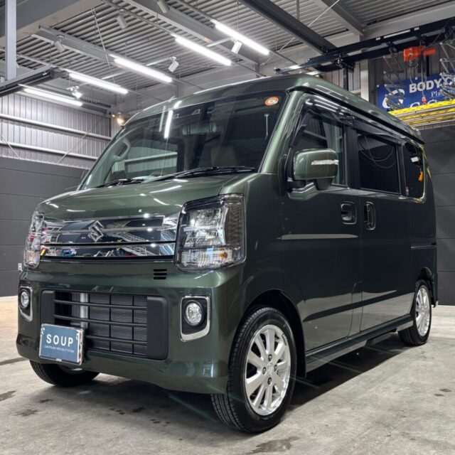 新車 スズキ エブリィワゴン (DA17W)にSystemX PROを施工。 徳島県のカーコーティング専門店SOUPによる艶やかで高耐久なセラミックコーティング仕上げ。