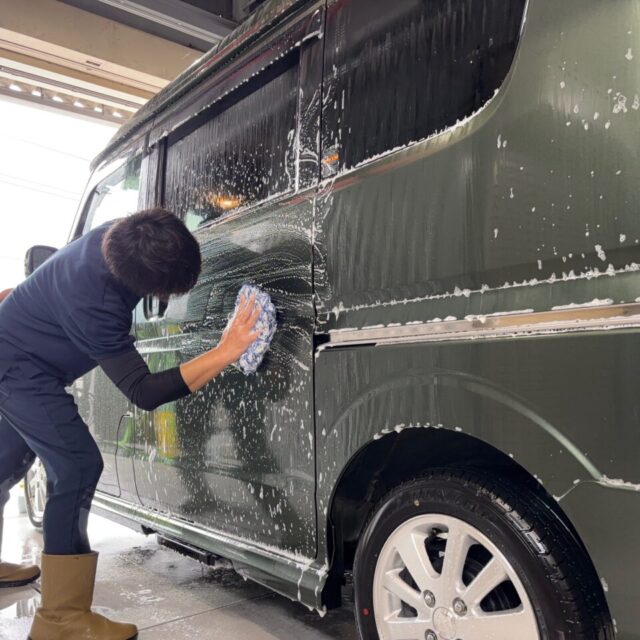 徳島県のカーコーティング専門店SOUPで、新車 スズキ エブリィワゴン (DA17W)にSystemX PROセラミックコーティングを施工中の様子。 細部洗浄とボディ全体の洗浄工程を丁寧に実施し、艶やかな仕上がりを目指す作業風景。