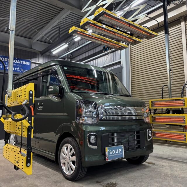 新車 スズキ エブリィワゴン (DA17W)にSystem X PROカーコーティングを施工中。徳島県の専門店SOUPにて、遠赤外線乾燥を用いた高品質な仕上げ工程の様子。