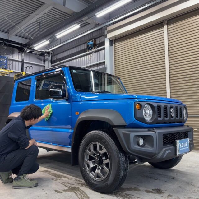 新車のスズキ・ジムニーシエラ（JB74型）が徳島県カーコーティング専門店SOUPでSystemX Crystal SSを施工。艶やかなボディが光を反射し、美しく仕上がった外観が際立っている。
