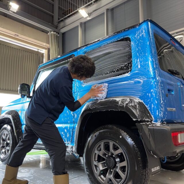 新車スズキ・JB74型ジムニーシエラのコーティング作業。徳島県カーコーティング専門店SOUPにて、ボディ洗浄と細部洗浄を丁寧に施工中の様