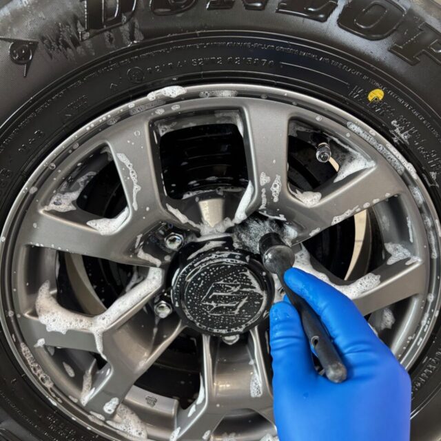 新車スズキ・JB74型ジムニーシエラのコーティング作業。徳島県カーコーティング専門店SOUPにて、ボディ洗浄と細部洗浄を丁寧に施工中の様子。