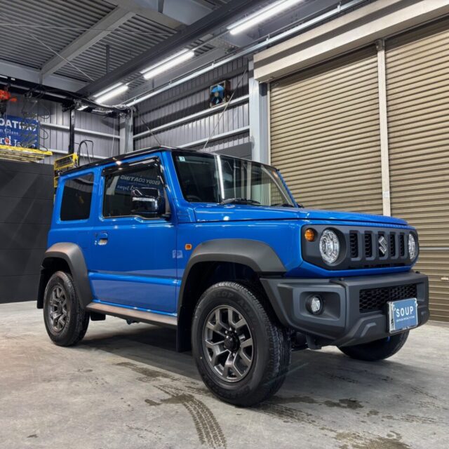新車のスズキ・ジムニーシエラ（JB74型）が徳島県カーコーティング専門店SOUPでSystemX Crystal SSを施工。艶やかなボディが光を反射し、美しく仕上がった外観が際立っている。