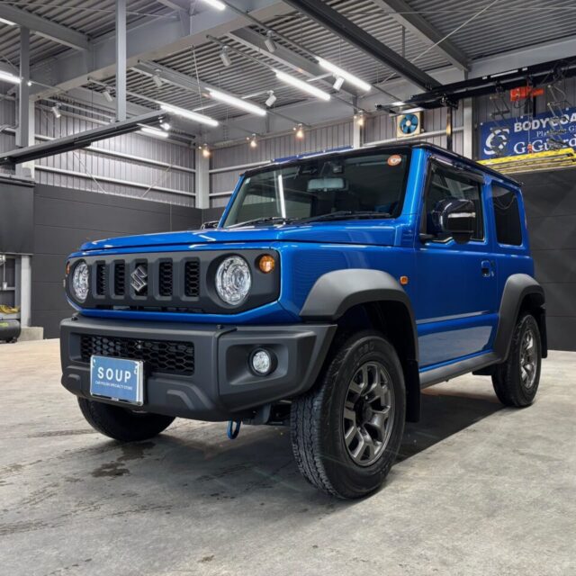 新車のスズキ・ジムニーシエラ（JB74型）が徳島県カーコーティング専門店SOUPでSystemX Crystal SSを施工。艶やかなボディが光を反射し、美しく仕上がった外観が際立っている。
