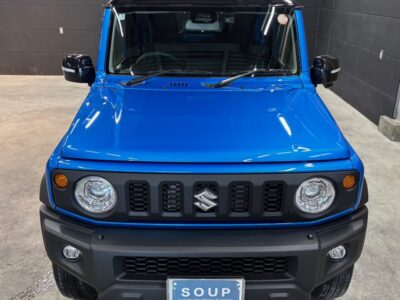 新車のスズキ・ジムニーシエラ（JB74型）が徳島県カーコーティング専門店SOUPでSystemX Crystal SSを施工。艶やかなボディが光を反射し、美しく仕上がった外観が際立っている。