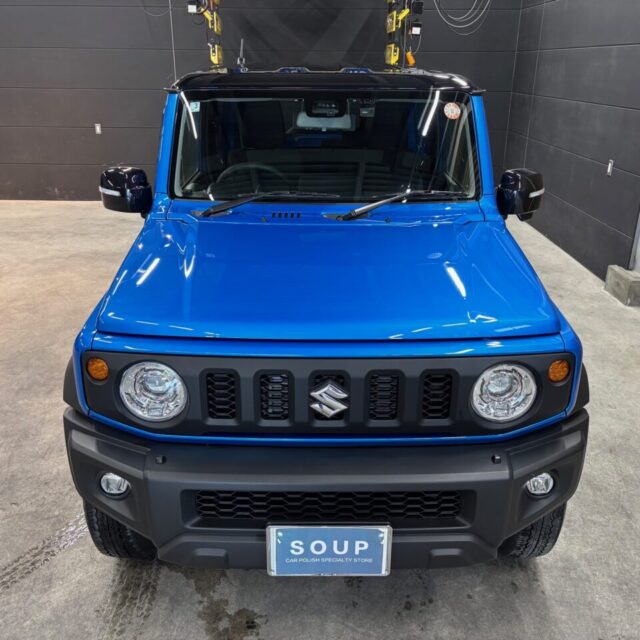 新車のスズキ・ジムニーシエラ(JB74型)が徳島県カーコーティング専門店SOUPでSystemX Crystal SSを施工。艶やかなボディが光を反射し、美しく仕上がった外観が際立っている。