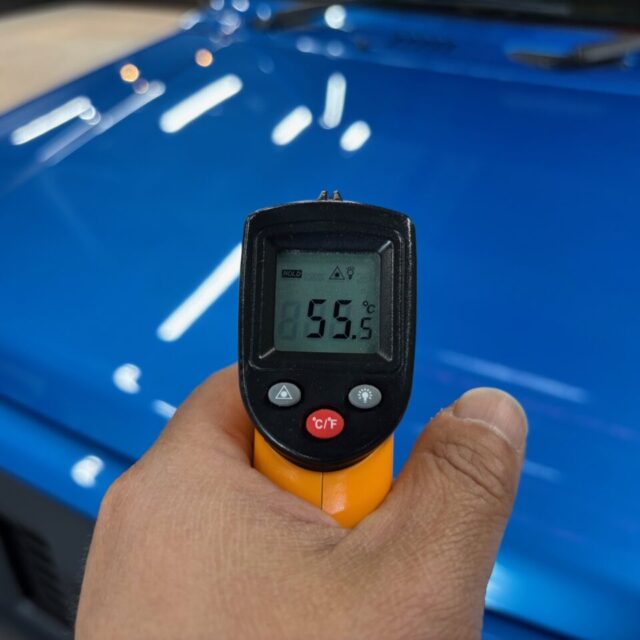 新車のスズキ・ジムニーシエラ(JB74型)にカーコーティング施工中。徳島県のカーコーティング専門店SOUPにて、遠赤外線乾燥で丁寧に仕上げ中の様子。