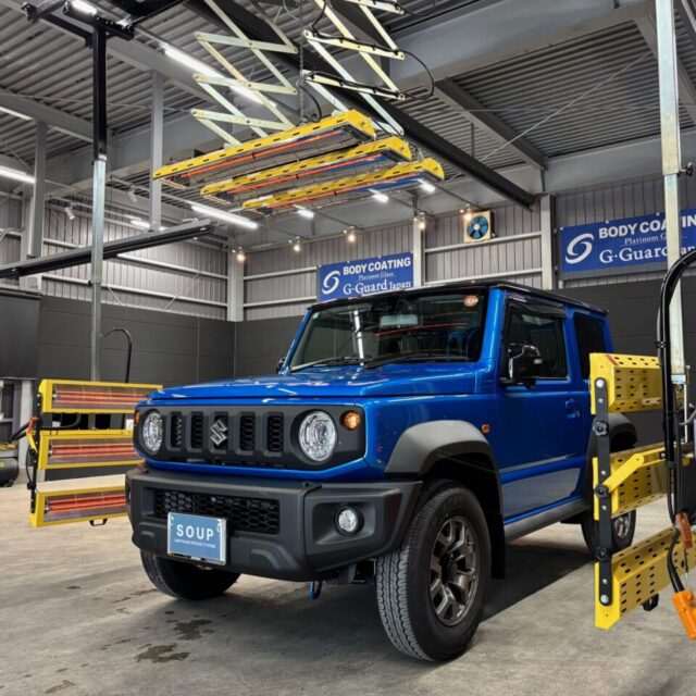 新車のスズキ・ジムニーシエラ(JB74型)にカーコーティング施工中。徳島県のカーコーティング専門店SOUPにて、遠赤外線乾燥で丁寧に仕上げ中の様子。