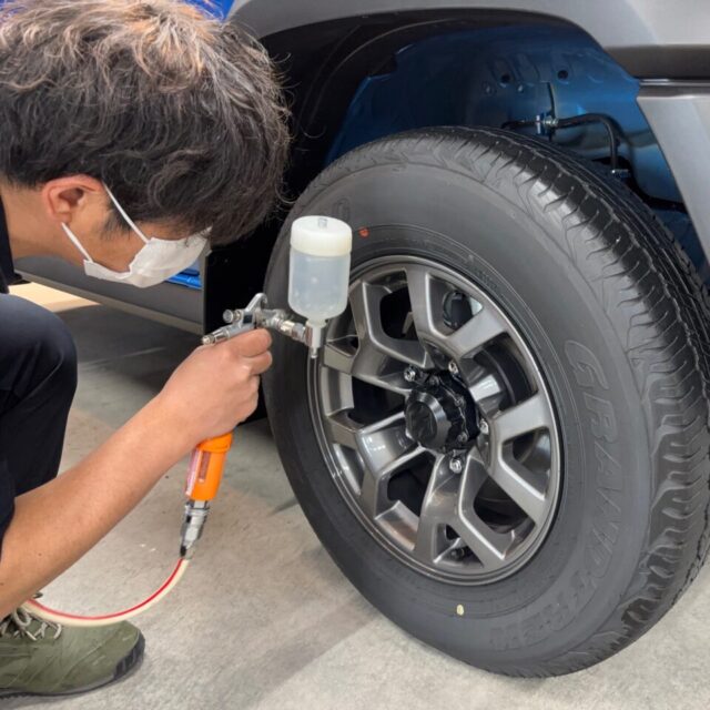 新車のスズキ・ジムニーシエラ（JB74型）にSystemXホイールコーティングを施工中。徳島県のカーコーティング専門店SOUPでの施工風景。