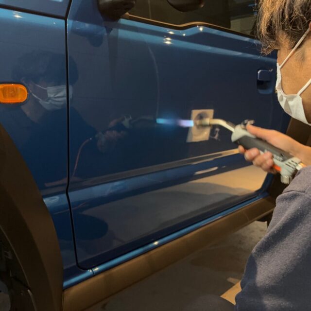 新車スズキ・JB74型ジムニーシエラにSystemXガスプライマーを施工中。徳島県のカーコーティング専門店SOUPにて。