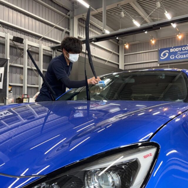 徳島県のカーコーティング専門店SOUPでウィンドウ撥水コートを施工したスバル (ZD8) BRZ。フロントガラスには水玉がはじけるように弾かれ、美しい撥水効果が際立つ。