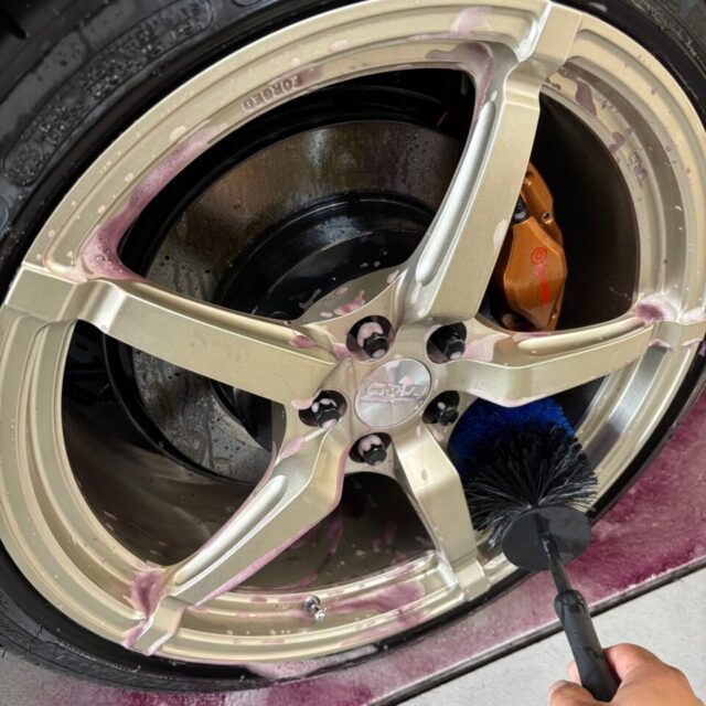 徳島県のカーコーティング専門店SOUPにて、スバル BRZ（型式ZD8）の細部洗浄とボディ洗浄を丁寧に施工中。プロの技術でエンブレム周辺やパネルの隙間まで徹底的にクリーニングされ、美しい艶感が際立つ一枚。