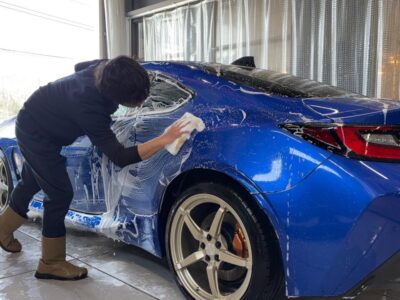徳島県のカーコーティング専門店SOUPにて、スバル BRZ（型式ZD8）の細部洗浄とボディ洗浄を丁寧に施工中。プロの技術でエンブレム周辺やパネルの隙間まで徹底的にクリーニングされ、美しい艶感が際立つ一枚。