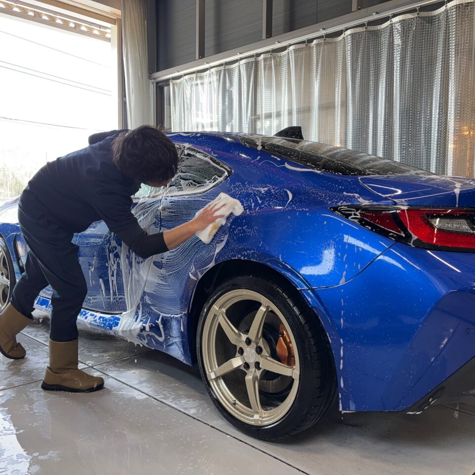 徳島県のカーコーティング専門店SOUPにて、スバル BRZ（型式ZD8）の細部洗浄とボディ洗浄を丁寧に施工中。プロの技術でエンブレム周辺やパネルの隙間まで徹底的にクリーニングされ、美しい艶感が際立つ一枚。