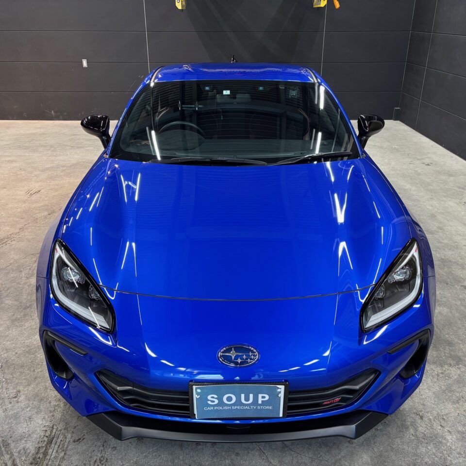 スバル BRZ(ZD8)が徳島県のカーコーティング専門店SOUPにてコーティングメンテナンスを受けている様子。光沢のあるブルーのボディが丁寧に仕上げられている。