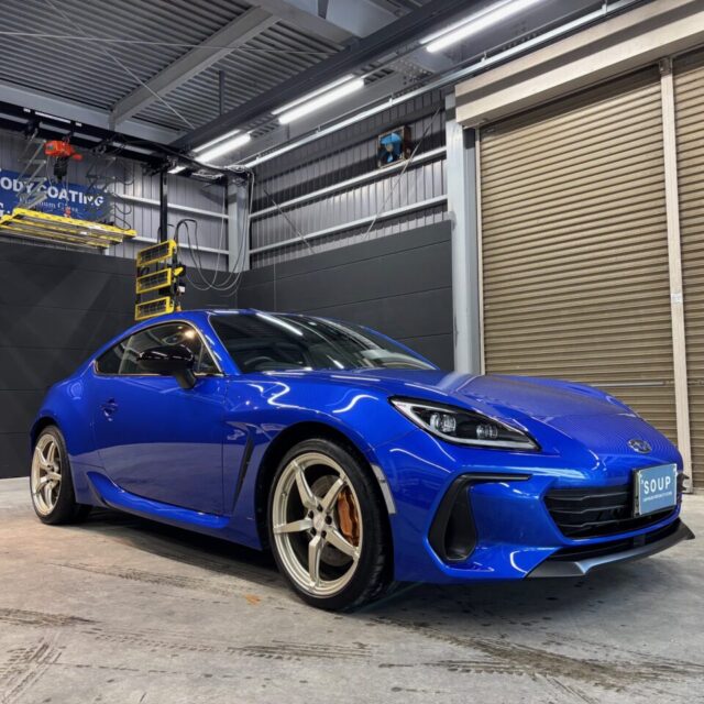 スバル BRZ（ZD8）が徳島県のカーコーティング専門店SOUPにてコーティングメンテナンスを受けている様子。光沢のあるブルーのボディが丁寧に仕上げられている。