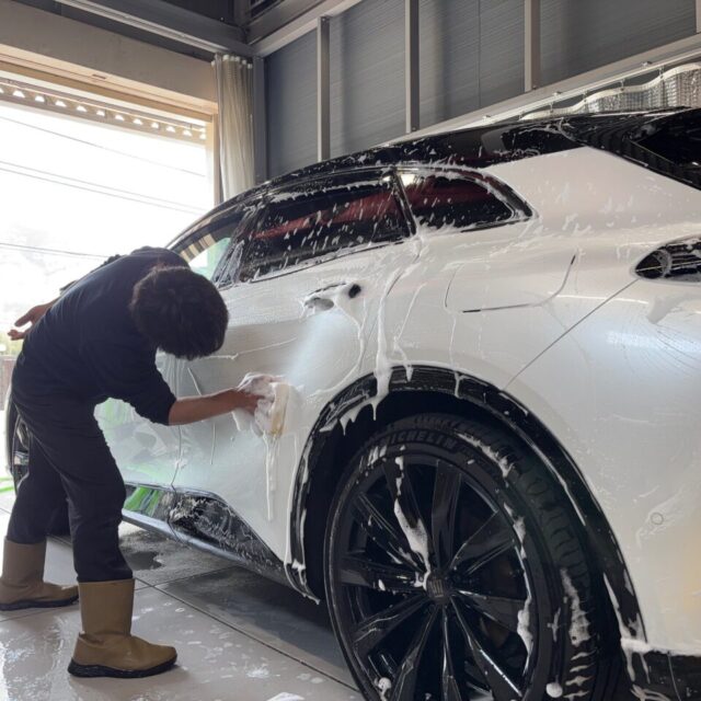 徳島県のカーコーティング専門店SOUPでコーティングメンテナンスを実施したトヨタ・クラウンスポーツ(AZSH36型)。ボディ全体の洗浄と細部の徹底洗浄を実施し、美しい艶と清潔感を取り戻した様子。