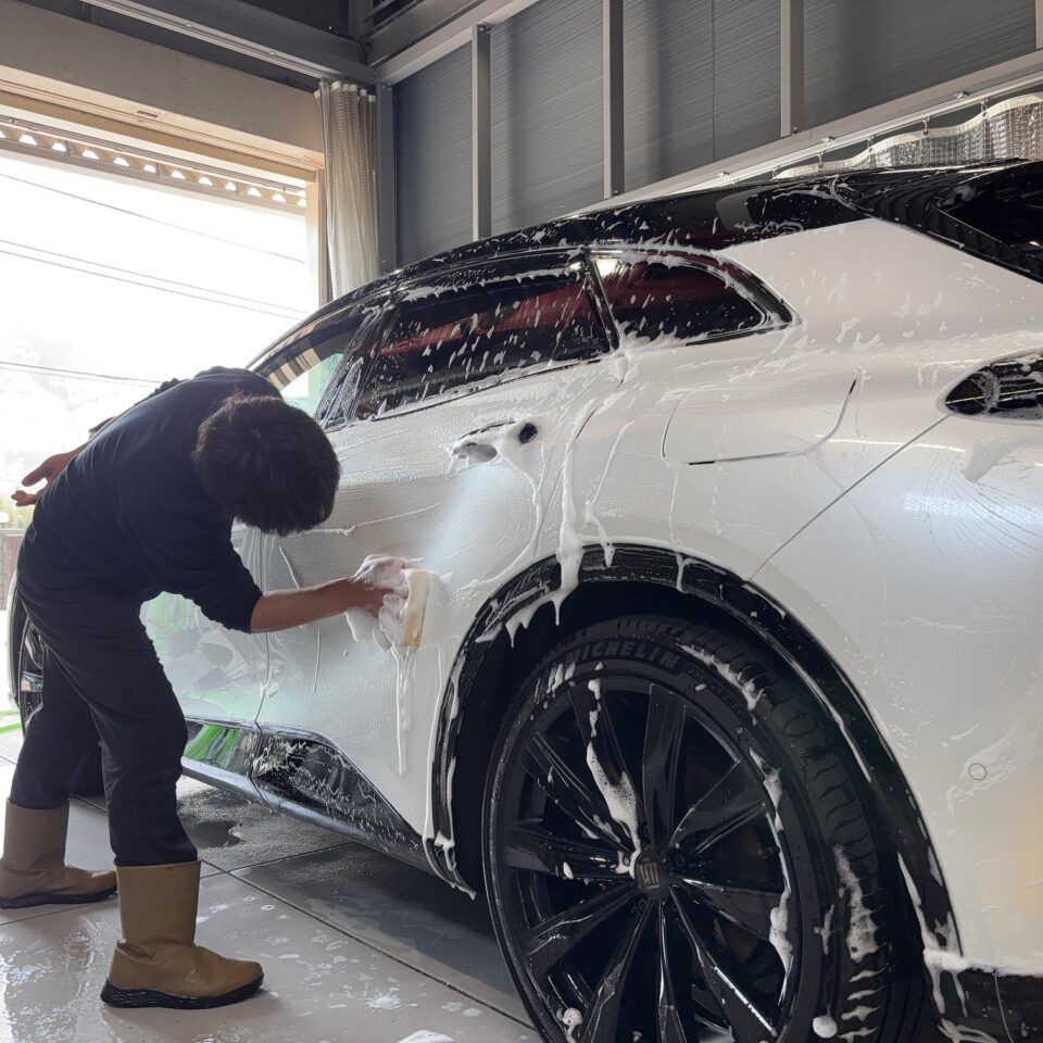 徳島県のカーコーティング専門店SOUPでコーティングメンテナンスを実施したトヨタ・クラウンスポーツ(AZSH36型)。ボディ全体の洗浄と細部の徹底洗浄を実施し、美しい艶と清潔感を取り戻した様子。