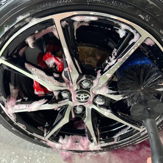 トヨタ アクアGRスポーツ（MXPK11）を徳島県のカーコーティング専門店SOUPにてコーティングメンテナンス中の様子。 ボディ全体の洗浄と細部洗浄を丁寧に実施し、美しい光沢を維持。