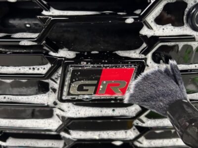 トヨタ アクアGRスポーツ（MXPK11）を徳島県のカーコーティング専門店SOUPにてコーティングメンテナンス中の様子。 ボディ全体の洗浄と細部洗浄を丁寧に実施し、美しい光沢を維持。