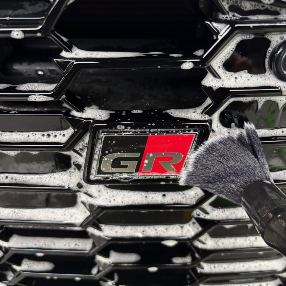 トヨタ アクアGRスポーツ（MXPK11）を徳島県のカーコーティング専門店SOUPにてコーティングメンテナンス中の様子。 ボディ全体の洗浄と細部洗浄を丁寧に実施し、美しい光沢を維持。