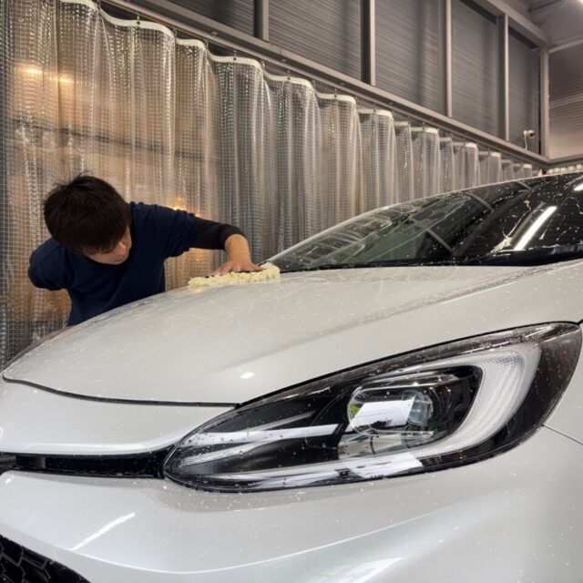 トヨタ アクアGRスポーツ(MXPK11)を徳島県のカーコーティング専門店SOUPにてコーティングメンテナンス中の様子。 ボディ全体の洗浄と細部洗浄を丁寧に実施し、美しい光沢を維持。