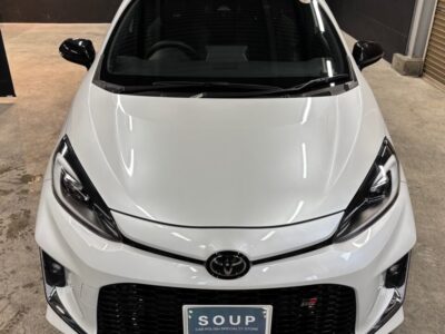 徳島県のカーコーティング専門店SOUPにて、トヨタ アクア GRスポーツ（MXPK11）のコーティングメンテナンスを実施。 深みのあるツヤと美しい反射が際立つボディが、プロの手で丁寧にリフレッシュされました。