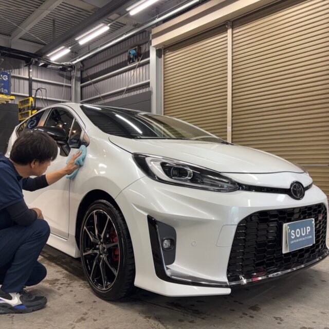 徳島県のカーコーティング専門店SOUPでコーティングメンテナンスを実施したトヨタ アクアGRスポーツ（MXPK11）の写真。 ボディはコーティング専用ローションで丁寧に仕上げられ、艶やかで深みのある光沢が際立っている。