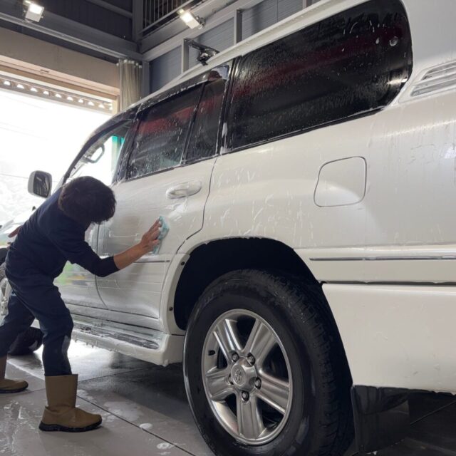 徳島県のカーコーティング専門店SOUPで施工されたトヨタ・ランドクルーザーシグナス(UZJ100型)。SystemX MAXセラミックコーティングを施工する前に、細部洗浄とボディ全体の徹底洗浄を実施した様子を撮影。
