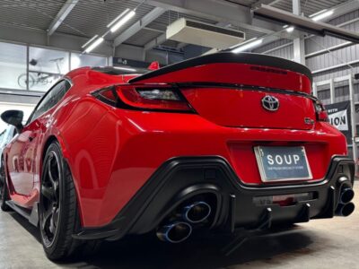 トヨタGR86（ZN8型）、徳島県のカーコーティング専門店SOUPにてコーティングメンテナンス施工後の美しい艶が際立つボディ。光沢と反射が確認できるサイドビュー。