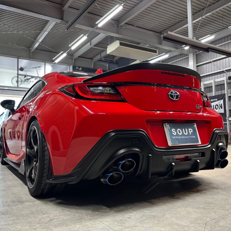 トヨタGR86（ZN8型）、徳島県のカーコーティング専門店SOUPにてコーティングメンテナンス施工後の美しい艶が際立つボディ。光沢と反射が確認できるサイドビュー。