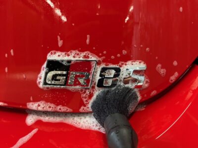 徳島県のカーコーティング専門店SOUPにて、トヨタGR86（ZN8）のコーティングメンテナンスを実施。細部洗浄とボディ洗浄により、各パーツの隙間やエンブレム周辺の汚れも徹底的に除去し、艶やかなボディに仕上がった様子。