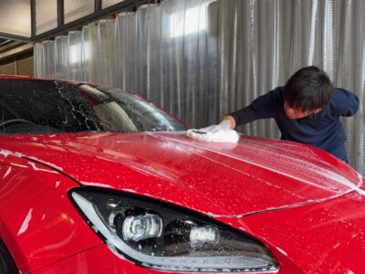 徳島県のカーコーティング専門店SOUPにて、トヨタGR86（ZN8）のコーティングメンテナンスを実施。細部洗浄とボディ洗浄により、各パーツの隙間やエンブレム周辺の汚れも徹底的に除去し、艶やかなボディに仕上がった様子。