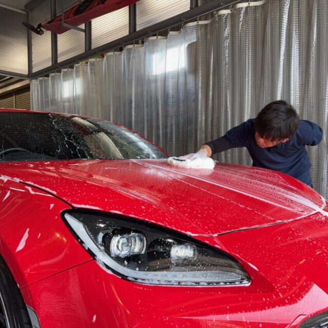 徳島県のカーコーティング専門店SOUPにて、トヨタGR86（ZN8）のコーティングメンテナンスを実施。細部洗浄とボディ洗浄により、各パーツの隙間やエンブレム周辺の汚れも徹底的に除去し、艶やかなボディに仕上がった様子。