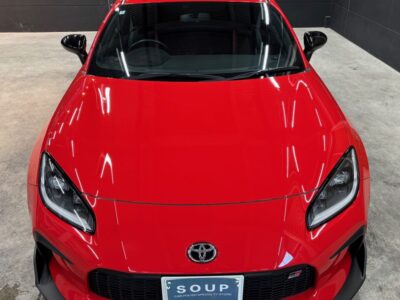 トヨタGR86（ZN8型）、徳島県のカーコーティング専門店SOUPにてコーティングメンテナンス施工後の美しい艶が際立つボディ。光沢と反射が確認できるサイドビュー。
