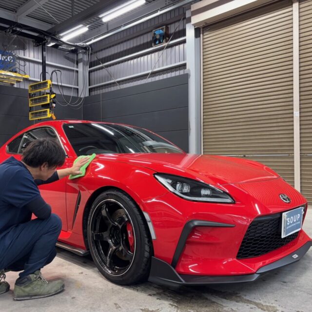 トヨタ GR86（ZN8型）にコーティング専用ローションで仕上げたメンテナンス作業の様子。徳島県のカーコーティング専門店SOUPにて、美しい艶と撥水性能を維持するためのプロフェッショナルなケアを実施中。
