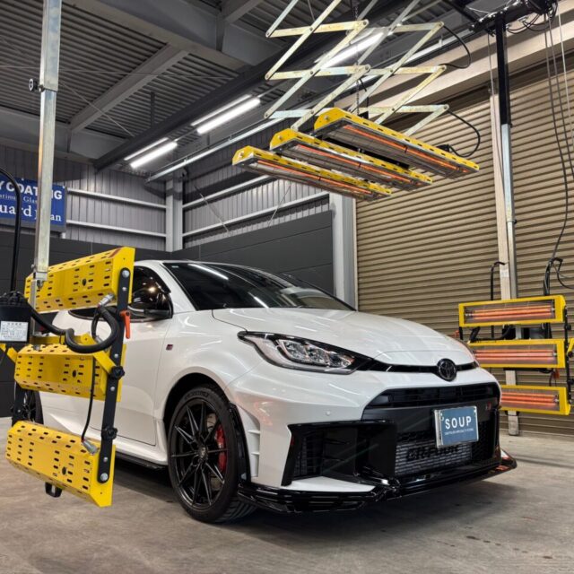新車トヨタGRヤリス(GXPA16)にSystem X PROカーコーティングを施工中。徳島県の専門店SOUPにて、遠赤外線乾燥を用いた高品質な仕上げ工程の様子。
