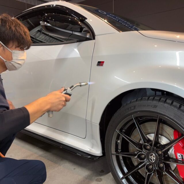 徳島県のカーコーティング専門店SOUPにて、新車トヨタ GRヤリス（GXPA16）にSystemX PROとガスプライマーを使用したコーティング施工中の様子。