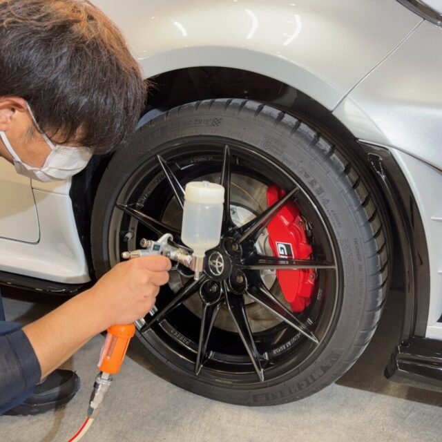 徳島県のカーコーティング専門店SOUPで施工された新車トヨタ GRヤリス（GXPA16）。SystemX PROセラミックコーティングに加え、SystemXホイールコーティングも実施され、ボディとホイールが深い艶と高い防汚性を備えて輝いている。