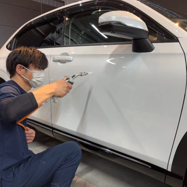 徳島県のカーコーティング専門店SOUPにて、新車ホンダ ヴェゼル （RV5）にSystemX Crystal SSとガスプライマーを使用したコーティング施工中の様子。