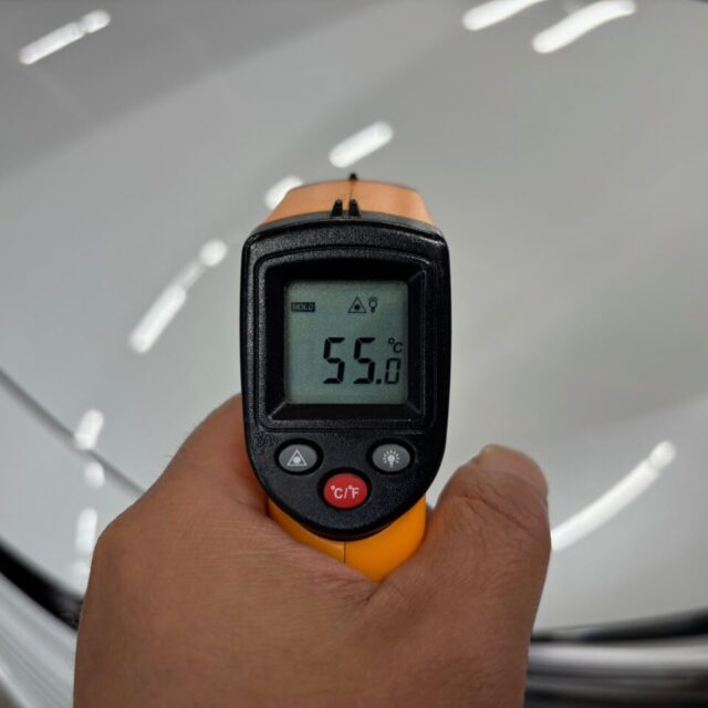 新車ホンダ ヴェゼル (RV5)にSystemX Crystal SSカーコーティングを施工中。 徳島県の専門店SOUPにて、遠赤外線乾燥を用いた高品質な仕上げ工程の様子。