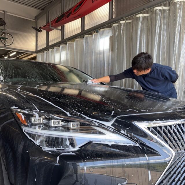 レクサスLS500h（GVF55）にSystem X PROセラミックコーティング施工。徳島県のカーコーティング専門店SOUPにて、ボディ全体の洗浄とエンブレム・パネル隙間など細部の徹底洗浄を実施中の様子。