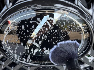 レクサス GVF55 LS500 セラミックコーティングSystemX PRO 16 - 徳島のガラスコーティング・セラミックコーティング専門店 スープ レクサスLS500h(GVF55)にSystem X PROセラミックコーティング施工。徳島県のカーコーティング専門店SOUPにて、ボディ全体の洗浄とエンブレム・パネル隙間など細部の徹底洗浄を実施中の様子。