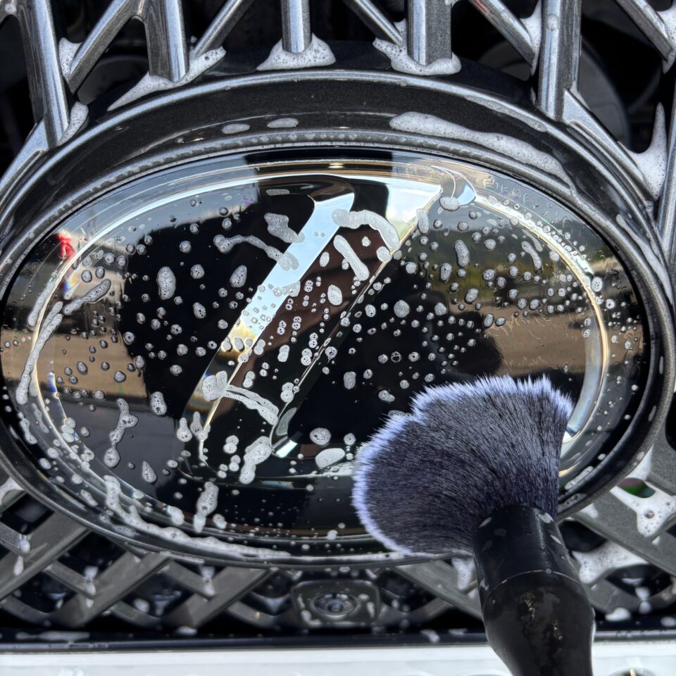 レクサスLS500h（GVF55）にSystem X PROセラミックコーティング施工。徳島県のカーコーティング専門店SOUPにて、ボディ全体の洗浄とエンブレム・パネル隙間など細部の徹底洗浄を実施中の様子。