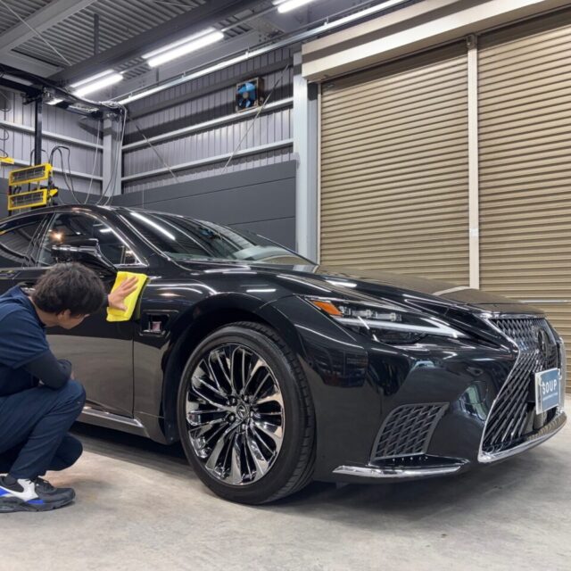 レクサスLS500h（GVF55）にSystem X PROセラミックコーティングを施工した様子。徳島県のカーコーティング専門店SOUPで丁寧に仕上げられた深みのある艶と美しいボディラインが際立つ一台。