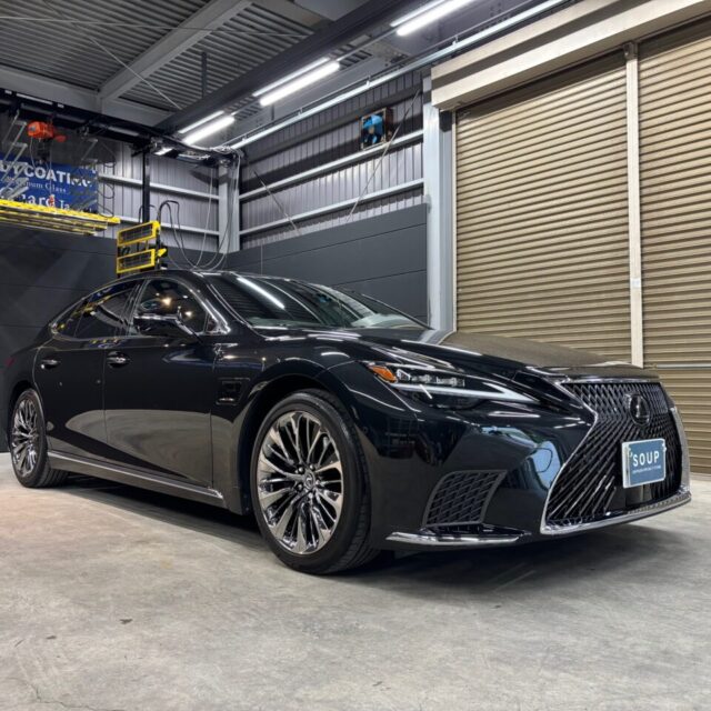 レクサスLS500h（GVF55）にSystem X PROセラミックコーティングを施工した様子。徳島県のカーコーティング専門店SOUPで丁寧に仕上げられた深みのある艶と美しいボディラインが際立つ一台。