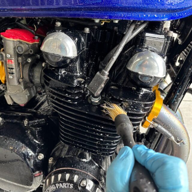 徳島県三好市のバイクコーティング専門店SOUPで、カワサキ ZR750C ゼファー750にSystemX PROセラミックコーティングを施工中。細部洗浄から全体洗浄まで丁寧に行う作業風景。