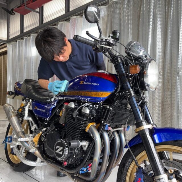 徳島県三好市のバイクコーティング専門店SOUPで、カワサキ ZR750C ゼファー750にSystemX PROセラミックコーティングを施工中。細部洗浄から全体洗浄まで丁寧に行う作業風景。